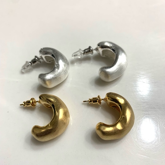 18k GOLD PLATED GOLD PUFF HOLLOW HOOP EARRING - Picture 3 of 3